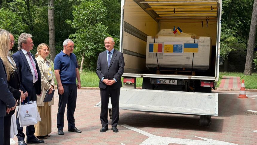 Cele patru generatoare de mare putere donate de Primăria Timișoara descărcate la Kiev pentru alimentarea spitalelor și școlilor.