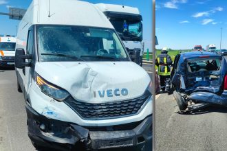 Autoutilitară și autoturism avariate pe banda de urgență a Autostrăzii A1, la kilometrul 460, în apropierea localității Belinț, județul Timiș.