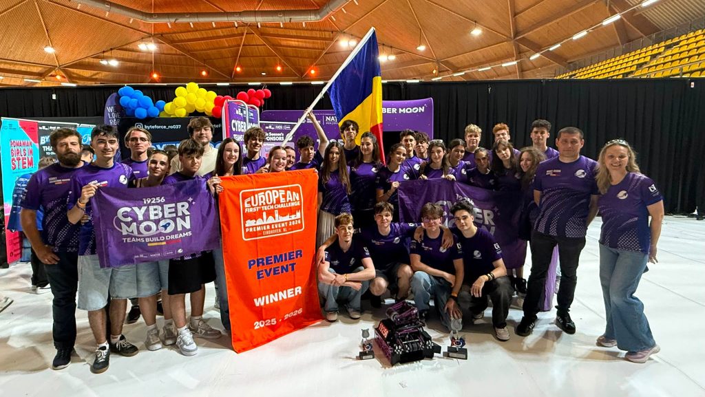 Membrii echipei CyberMoon din Timișoara sărbătorind pe podiumul de la Eindhoven cu trofeul FIRST Tech Challenge European Premier Event 2026 și steagul României.
