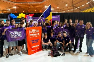 Membrii echipei CyberMoon din Timișoara sărbătorind pe podiumul de la Eindhoven cu trofeul FIRST Tech Challenge European Premier Event 2026 și steagul României.