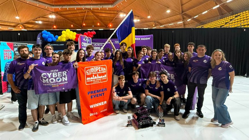 Membrii echipei CyberMoon din Timișoara sărbătorind pe podiumul de la Eindhoven cu trofeul FIRST Tech Challenge European Premier Event 2026 și steagul României.