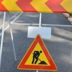 Balize de semnalizare rutiere și utilaje de asfaltare pe o stradă restricționată din Timișoara din cauza lucrărilor edilitare de vară.