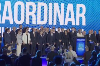Ilie Bolojan susținând discursul de la tribuna Congresului extraordinar PNL de la Romexpo, în calitate de candidat unic la șefia partidului.