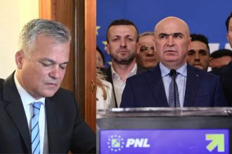 Robert Sighiartău citind de la tribuna Congresului PNL hotărârea radicală de excludere și curățare morală a partidului.