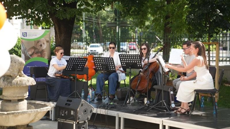 Instrumentiști ai Filarmonicii Banatul susținând un concert de muzică clasică în aer liber pentru pacienții și medicii Spitalului Victor Babeș din Timișoara.