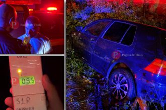 Autoturism răsturnat într-un șanț adânc de pe marginea Străzii Mari din Moșnița Veche în urma unui accident provocat de un șofer băut.
