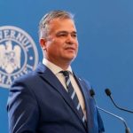 Premierul desemnat Adrian Veștea depunând oficial la Parlamentul României dosarul cu programul de guvernare și lista Cabinetului de miniștri.