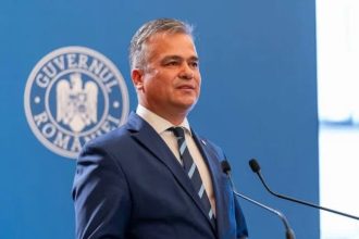 Premierul desemnat Adrian Veștea depunând oficial la Parlamentul României dosarul cu programul de guvernare și lista Cabinetului de miniștri.