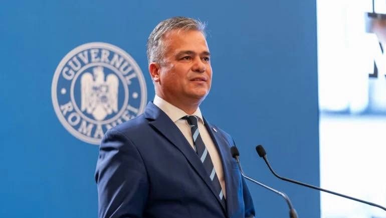 Premierul desemnat Adrian Veștea depunând oficial la Parlamentul României dosarul cu programul de guvernare și lista Cabinetului de miniștri.