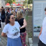 Absolvenți ai clasei a VIII-a din județul Timiș consultând listele cu repartizarea pe săli înaintea probei scrise la Limba și literatura română.