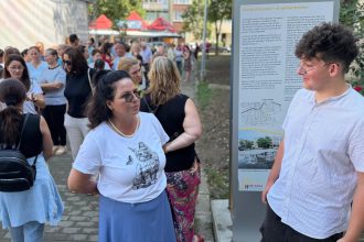 Absolvenți ai clasei a VIII-a din județul Timiș consultând listele cu repartizarea pe săli înaintea probei scrise la Limba și literatura română.
