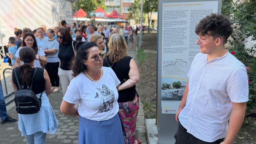 Absolvenți ai clasei a VIII-a din județul Timiș consultând listele cu repartizarea pe săli înaintea probei scrise la Limba și literatura română.