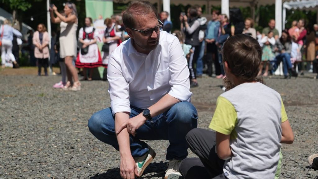 Primarul Dominic Fritz semnând contractul de achiziție pentru dotarea cu mobilier nou a 14 grădinițe din Timișoara pentru anul școlar curent.