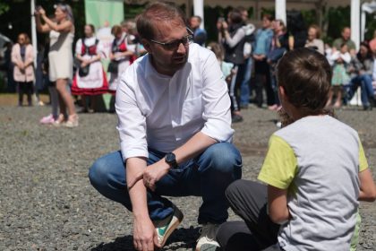 Primarul Dominic Fritz semnând contractul de achiziție pentru dotarea cu mobilier nou a 14 grădinițe din Timișoara pentru anul școlar curent.