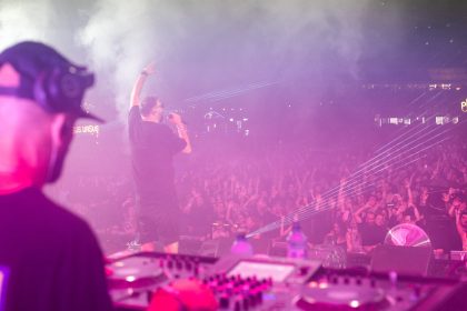Artista franceză Zaz cântând în mijlocul fanilor pe un culoar special amenajat în fața scenei principale la Flight Festival din Timișoara.
