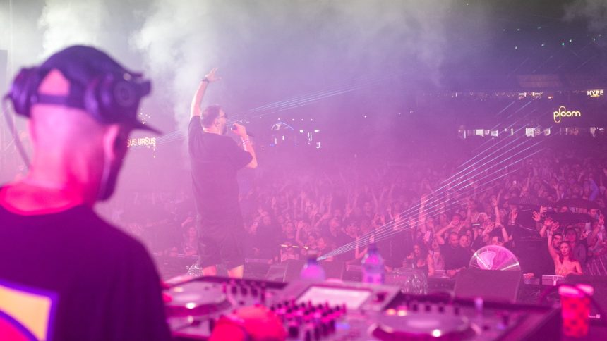 Artista franceză Zaz cântând în mijlocul fanilor pe un culoar special amenajat în fața scenei principale la Flight Festival din Timișoara.