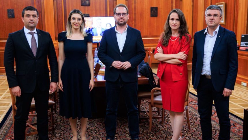 Președintele USR, Dominic Fritz, analizând eșecul Cabinetului Veștea și propunând public președintelui Nicușor Dan varianta unui guvern minoritar de reformă.