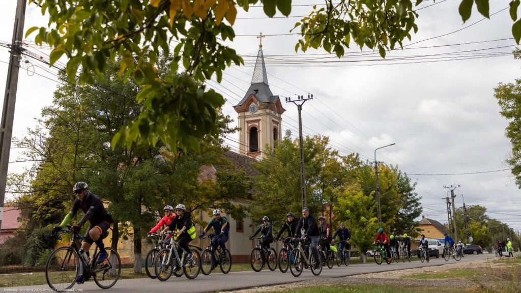 Grup de pasionați de ciclism pedalând pe ruta transfrontalieră EuroVelo 13, în cadrul proiectului de cooperare România-Serbia.