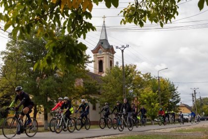 Grup de pasionați de ciclism pedalând pe ruta transfrontalieră EuroVelo 13, în cadrul proiectului de cooperare România-Serbia.
