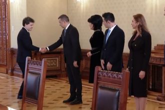 Președintele României, Nicușor Dan, primind delegația parlamentară la Palatul Cotroceni în cadrul consultărilor oficiale pentru formarea noului guvern.