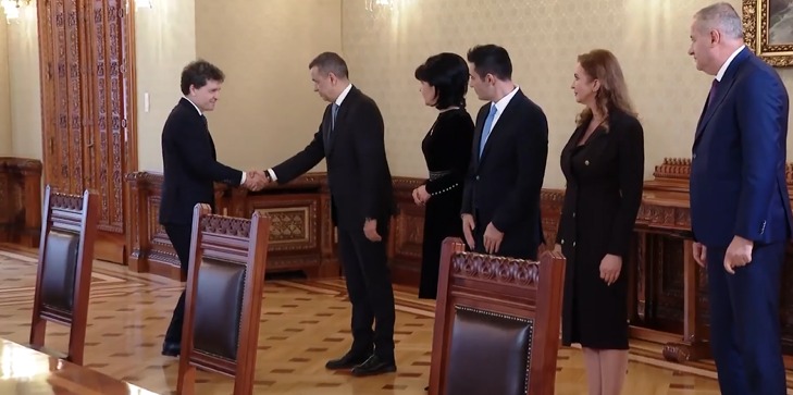 Președintele României, Nicușor Dan, primind delegația parlamentară la Palatul Cotroceni în cadrul consultărilor oficiale pentru formarea noului guvern.