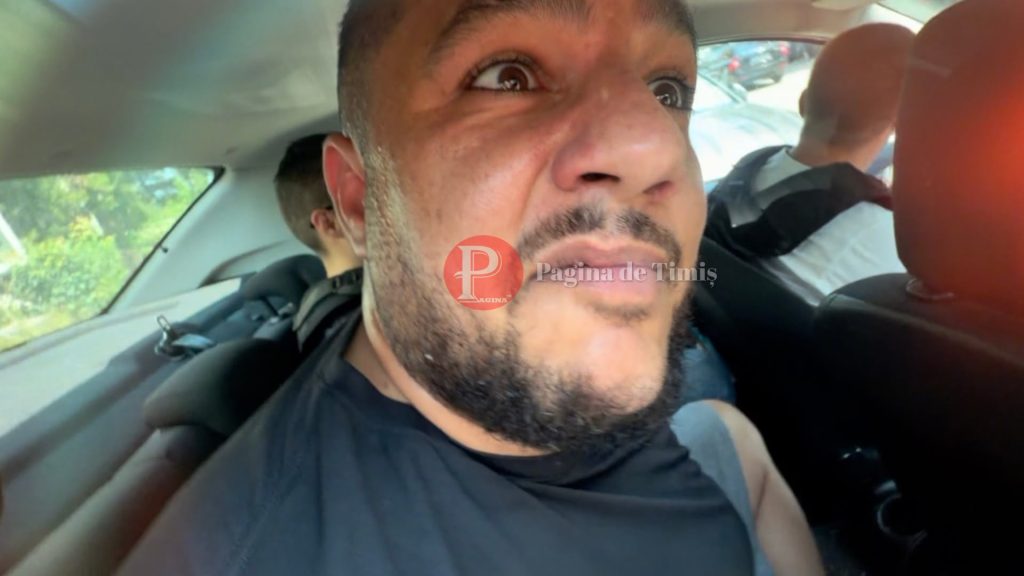 Mascați și polițiști din Timișoara efectuând percheziții la locuința influencerului Alin Borcan într-un dosar de uzurpare de calități oficiale.