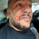 Mascați și polițiști din Timișoara efectuând percheziții la locuința influencerului Alin Borcan într-un dosar de uzurpare de calități oficiale.
