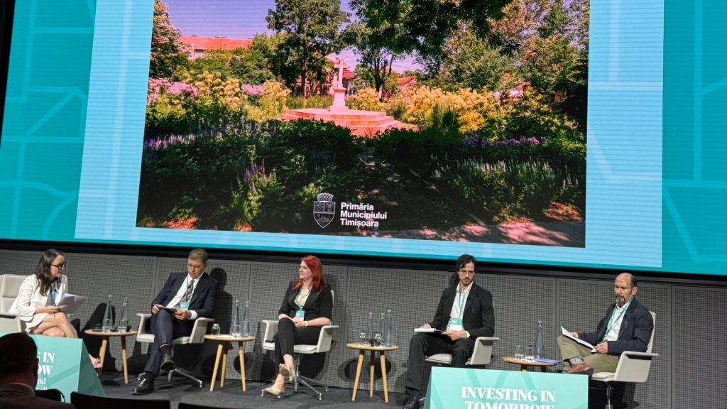 Viceprimarul Timișoarei, Paula Romocean, vorbind în cadrul summitului EBRD Green Cities de la Londra despre combaterea insulelor de căldură urbană.