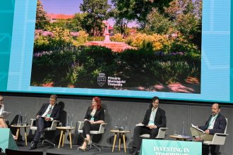 Viceprimarul Timișoarei, Paula Romocean, vorbind în cadrul summitului EBRD Green Cities de la Londra despre combaterea insulelor de căldură urbană.