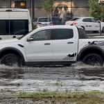 Echipaje ale ISU Timiș intervenind cu motopompe pentru evacuarea apei acumulate în subsolul unei locuințe din Timișoara, după o ploaie torențială.