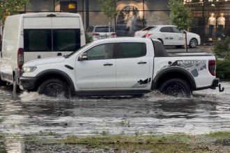 Echipaje ale ISU Timiș intervenind cu motopompe pentru evacuarea apei acumulate în subsolul unei locuințe din Timișoara, după o ploaie torențială.