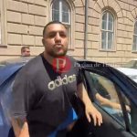Tiktokerul Alin Borcan sub escortă la ieșirea de la audieri, după ce a fost plasat în arest la domiciliu pentru uzurpare de calități oficiale.