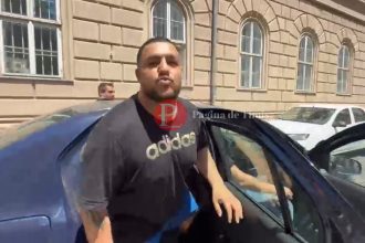 Tiktokerul Alin Borcan sub escortă la ieșirea de la audieri, după ce a fost plasat în arest la domiciliu pentru uzurpare de calități oficiale.