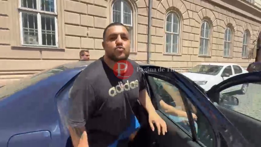 Tiktokerul Alin Borcan sub escortă la ieșirea de la audieri, după ce a fost plasat în arest la domiciliu pentru uzurpare de calități oficiale.