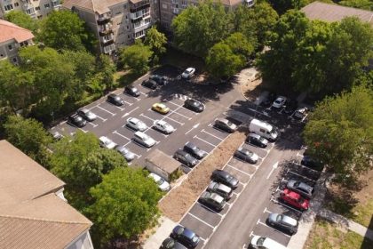 Baterie de garaje vechi din tablă și beton pe Aleea Cutezătorilor din cartierul Dâmbovița, propuse pentru demolare în vederea eliberării domeniului public.