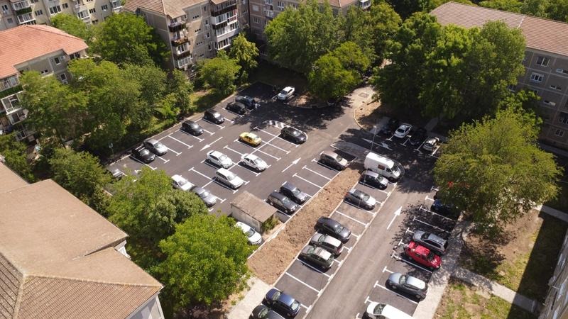 Baterie de garaje vechi din tablă și beton pe Aleea Cutezătorilor din cartierul Dâmbovița, propuse pentru demolare în vederea eliberării domeniului public.