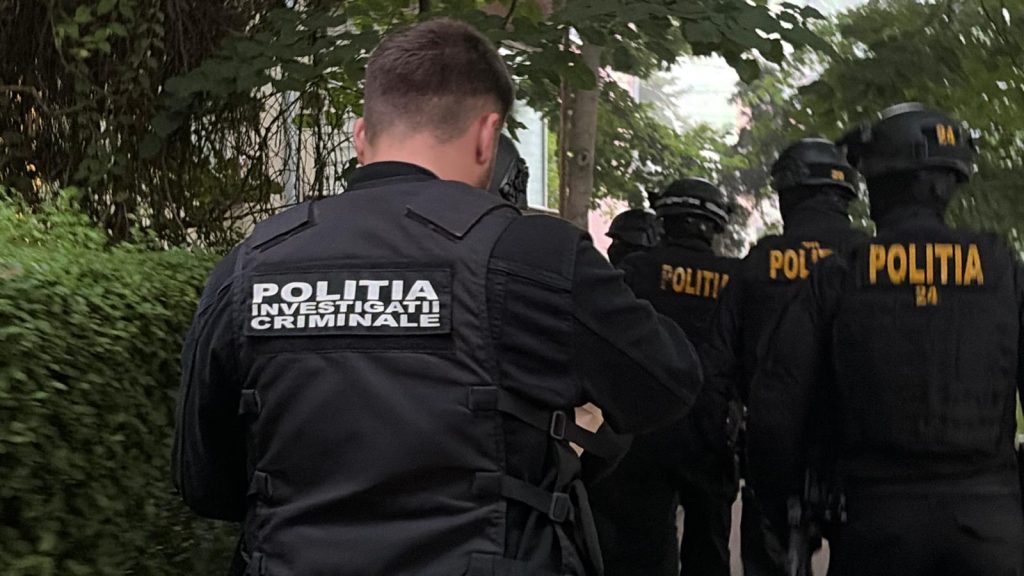 Mascați din trupele speciale ale Poliției Române asigurând perimetrul în timpul perchezițiilor dintr-un dosar de trafic de droguri în Timișoara.