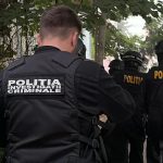 Mascați din trupele speciale ale Poliției Române asigurând perimetrul în timpul perchezițiilor dintr-un dosar de trafic de droguri în Timișoara.