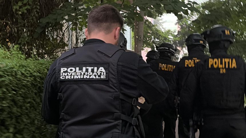 Mascați din trupele speciale ale Poliției Române asigurând perimetrul în timpul perchezițiilor dintr-un dosar de trafic de droguri în Timișoara.