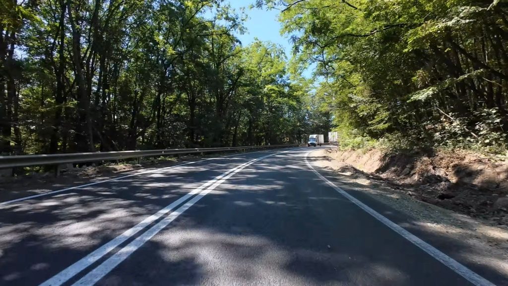 Sectorul de drum DN68A dintre Coșava și Coșevița complet reabilitat, cu covor asfaltic nou și marcaje rutiere proaspăt trasate.