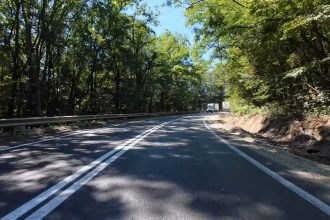 Sectorul de drum DN68A dintre Coșava și Coșevița complet reabilitat, cu covor asfaltic nou și marcaje rutiere proaspăt trasate.