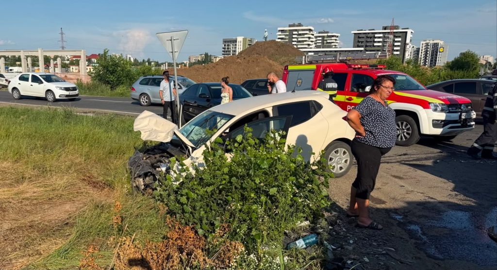 Două autoturisme grav avariate, dintre care unul proiectat în șanțul de pe marginea drumului național DN6, la intrarea în Timișoara dinspre Dudeștii Noi.