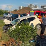 Două autoturisme grav avariate, dintre care unul proiectat în șanțul de pe marginea drumului național DN6, la intrarea în Timișoara dinspre Dudeștii Noi.
