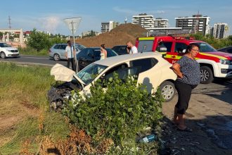 Două autoturisme grav avariate, dintre care unul proiectat în șanțul de pe marginea drumului național DN6, la intrarea în Timișoara dinspre Dudeștii Noi.