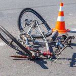 Mașina implicată în accidentul din Dumbrăvița oprită pe strada Franyó Zoltán, lângă bicicleta minorului de 10 ani lovit în timpul traversării.