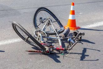 Mașina implicată în accidentul din Dumbrăvița oprită pe strada Franyó Zoltán, lângă bicicleta minorului de 10 ani lovit în timpul traversării.