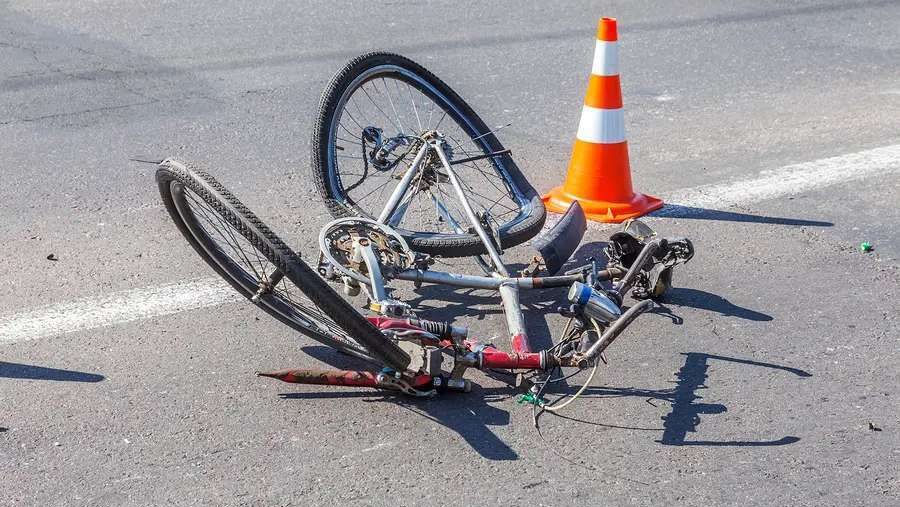 Mașina implicată în accidentul din Dumbrăvița oprită pe strada Franyó Zoltán, lângă bicicleta minorului de 10 ani lovit în timpul traversării.