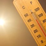 Termometru stradal afișând temperaturi extreme în Timișoara, pe fondul avertizării de cod portocaliu de caniculă și disconfort termic accentuat.