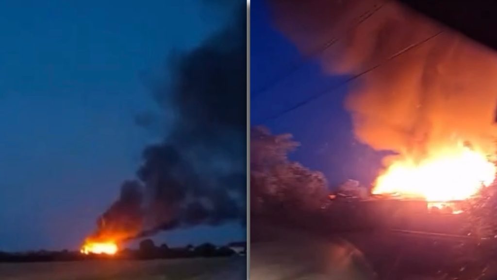 Incendiu cu ardere generalizată la o hală de prelucrare a lemnului și peleți din localitatea Darova, cu flăcări mari care cuprind întreaga structură.