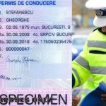 Polițist rutier român utilizând o tabletă pentru verificarea identității unui șofer în bazele de date electronice, în timpul unui control în trafic.